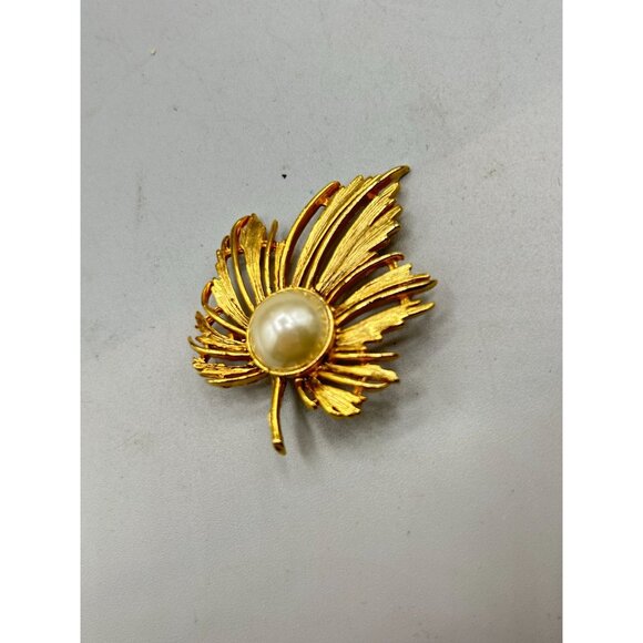 Leaf with Pearl Pin Brooch Gold Tone Classic Pin Brooch Elegant Simple Design - Picture 5 of 9